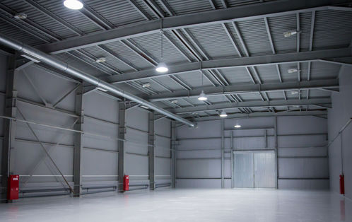 découvrez notre hangar polyvalent, idéal pour le stockage, les ateliers ou les événements. espace sécurisé et adaptable, offrant de nombreuses possibilités pour répondre à vos besoins professionnels ou personnels.