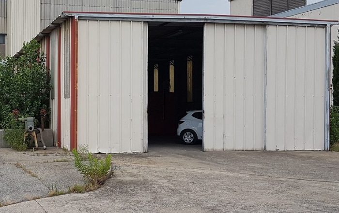 découvrez notre spacieux hangar de 200m², idéal pour le stockage, les ateliers ou les projets artisanaux. profitez d'un espace polyvalent, sécurisé et facilement accessible, adapté à vos besoins professionnels ou personnels.
