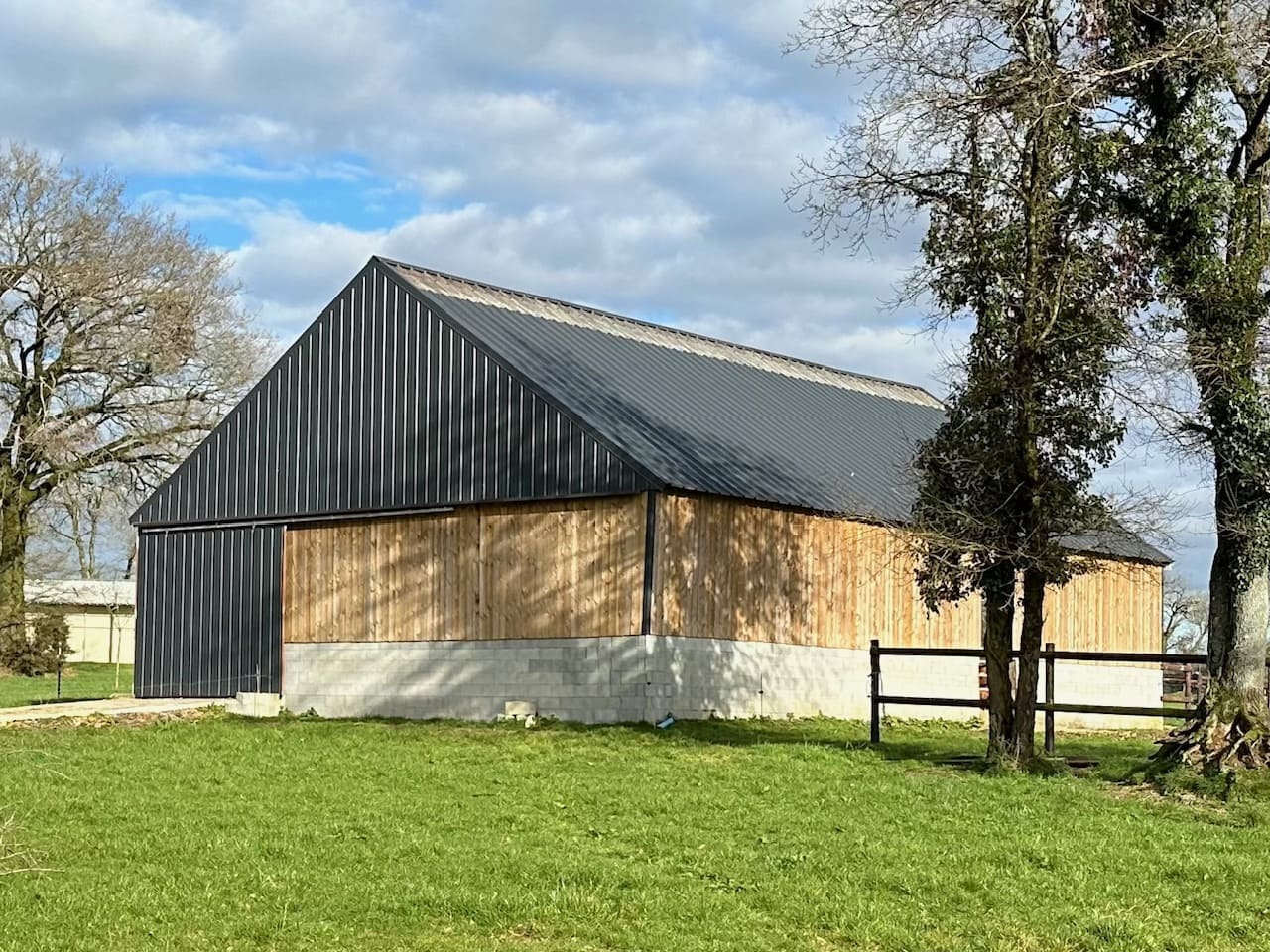 découvrez notre hangar polyvalent, idéal pour le stockage, les ateliers ou les événements. espace sécurisé et facilement accessible, il répond à tous vos besoins d'aménagement.