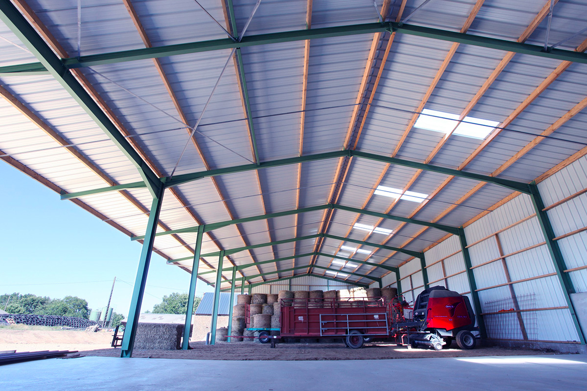 découvrez notre guide complet sur les hangars, des structures essentielles pour le stockage et l'abri des équipements. apprenez les différents types de hangars, leurs usages variés et des conseils pour choisir le modèle idéal selon vos besoins, qu'il s'agisse d'un hangar agricole, industriel ou de loisir.
