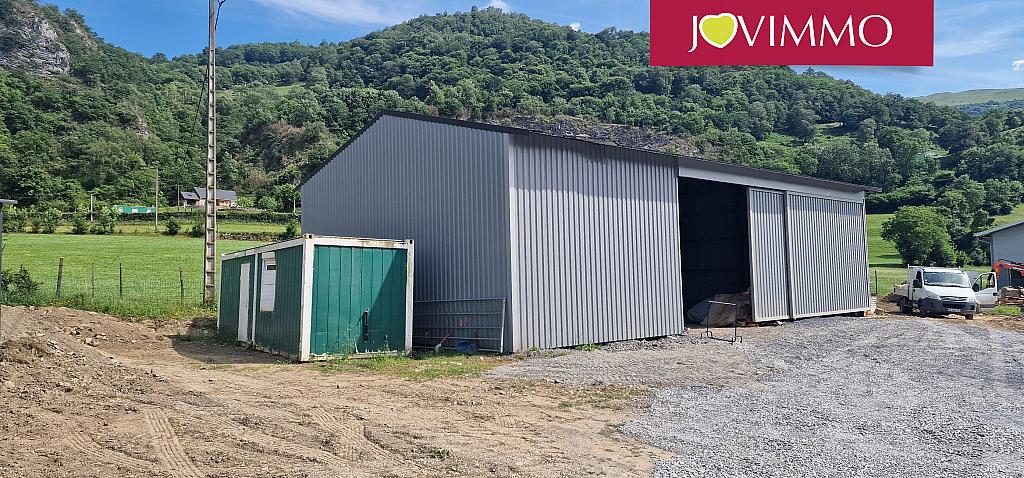 découvrez notre hangar spacieux de 60m2, idéal pour le stockage, les ateliers ou les projets divers. profitez d'un espace polyvalent, sécurisé et facilement accessible pour répondre à tous vos besoins.