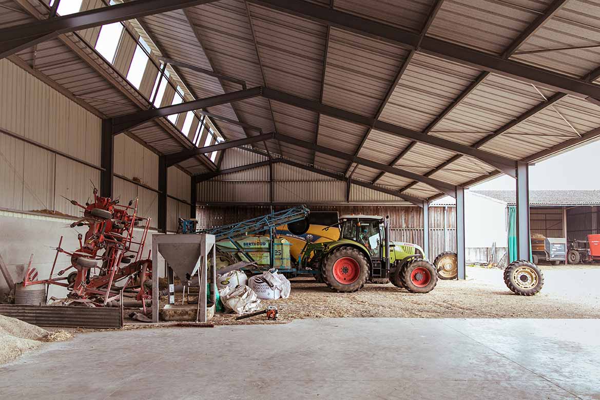 découvrez notre hangar agricole polyvalent, idéal pour le stockage de matériel, de récoltes et d'animaux. construit avec des matériaux durables, notre hangar offre une protection optimale contre les intempéries tout en garantissant une ventilation adéquate. parfait pour les agriculteurs soucieux d'améliorer leur espace de travail.