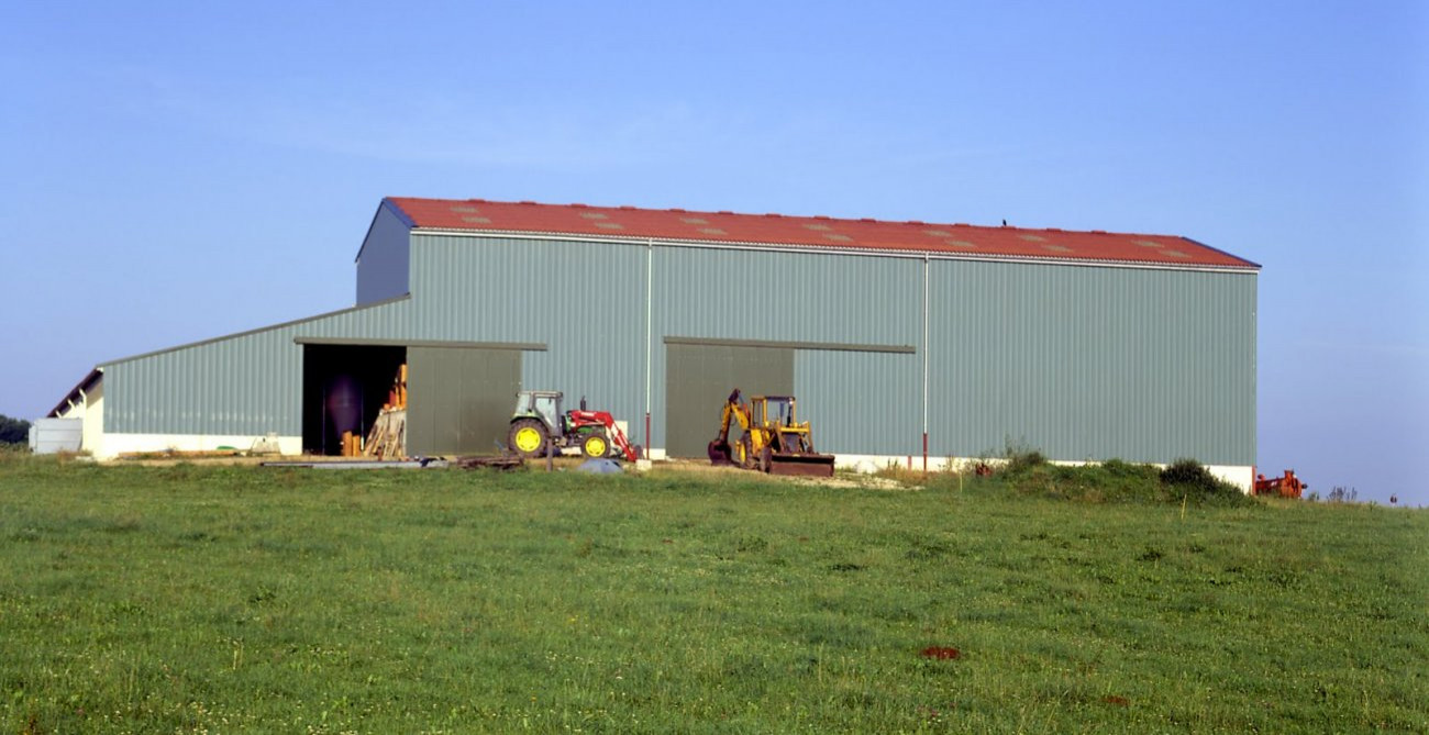 découvrez notre gamme de hangars agricoles, conçus pour offrir un espace de stockage sécurisé et fonctionnel pour vos équipements et produits. idéaux pour les exploitations agricoles de toutes tailles, nos hangars allient robustesse et praticité pour répondre à vos besoins spécifiques.