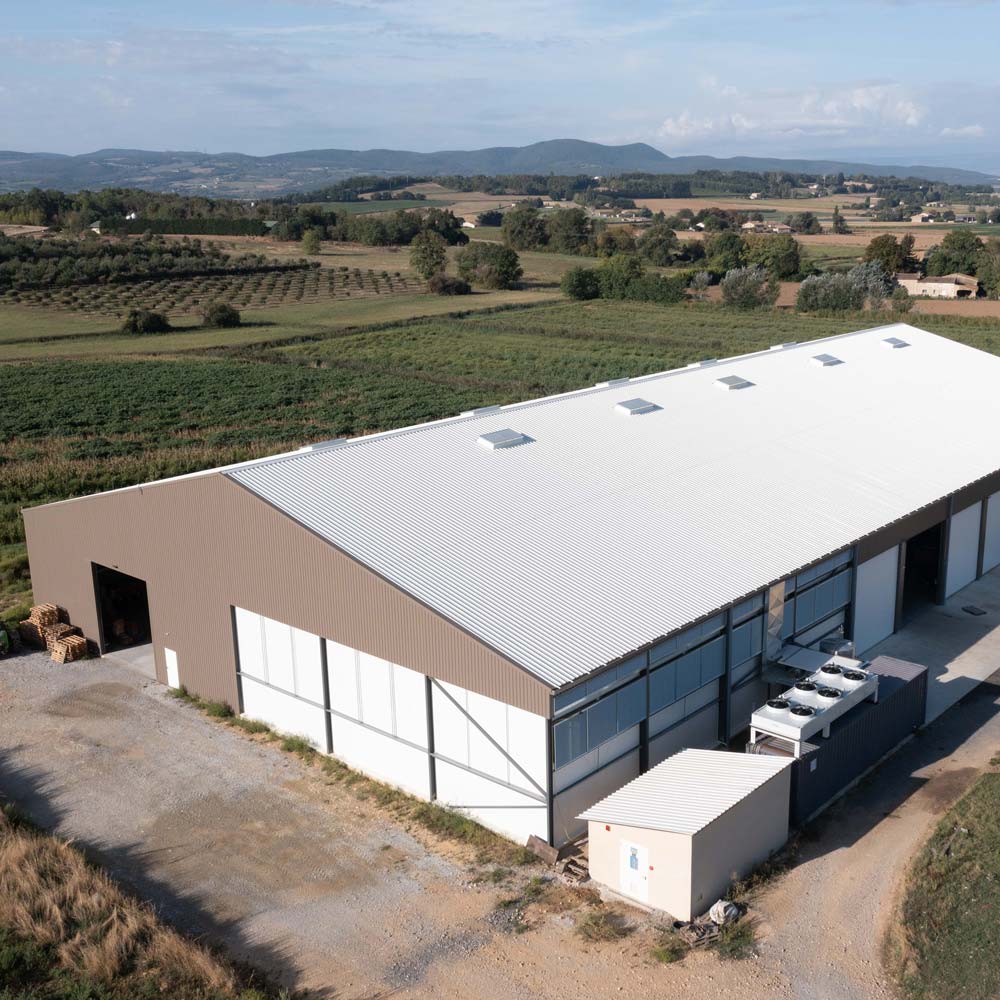 découvrez notre sélection de hangars agricoles adaptés à vos besoins. idéaux pour le stockage de matériel, de récoltes ou d'élevage, nos hangars offrent robustesse et durabilité. aménagez votre espace de travail avec des solutions pratiques et efficaces.