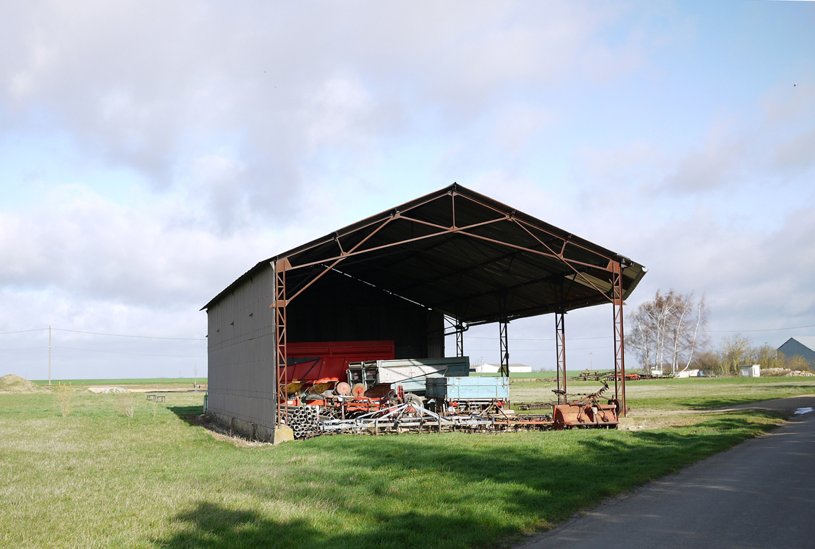 découvrez notre gamme de hangars agricoles, conçus pour offrir un stockage sécurisé et pratique pour vos équipements et récoltes. optez pour des structures durables, adaptées à vos besoins spécifiques et à votre budget.