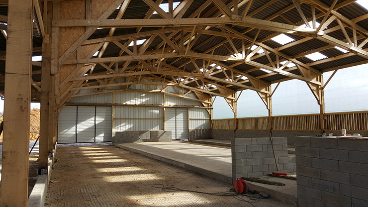découvrez notre hangar agricole, conçu pour répondre aux besoins des agriculteurs. offrant un espace optimisé pour le stockage de matériel, de récoltes et de bétail, nos hangars sont robustes et adaptés à toutes les conditions climatiques. assurez la protection de vos ressources tout en bénéficiant d'une construction durable.