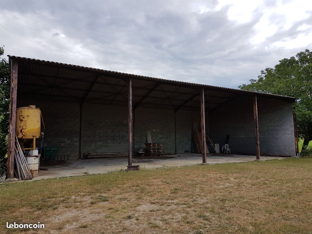 découvrez notre hangar agricole à louer, idéal pour vos besoins de stockage ou d'exploitation. situé dans un environnement rural, ce bâtiment spacieux offre des installations adaptées à toutes vos activités agricoles. contactez-nous pour plus d'informations et planifiez une visite dès aujourd'hui !