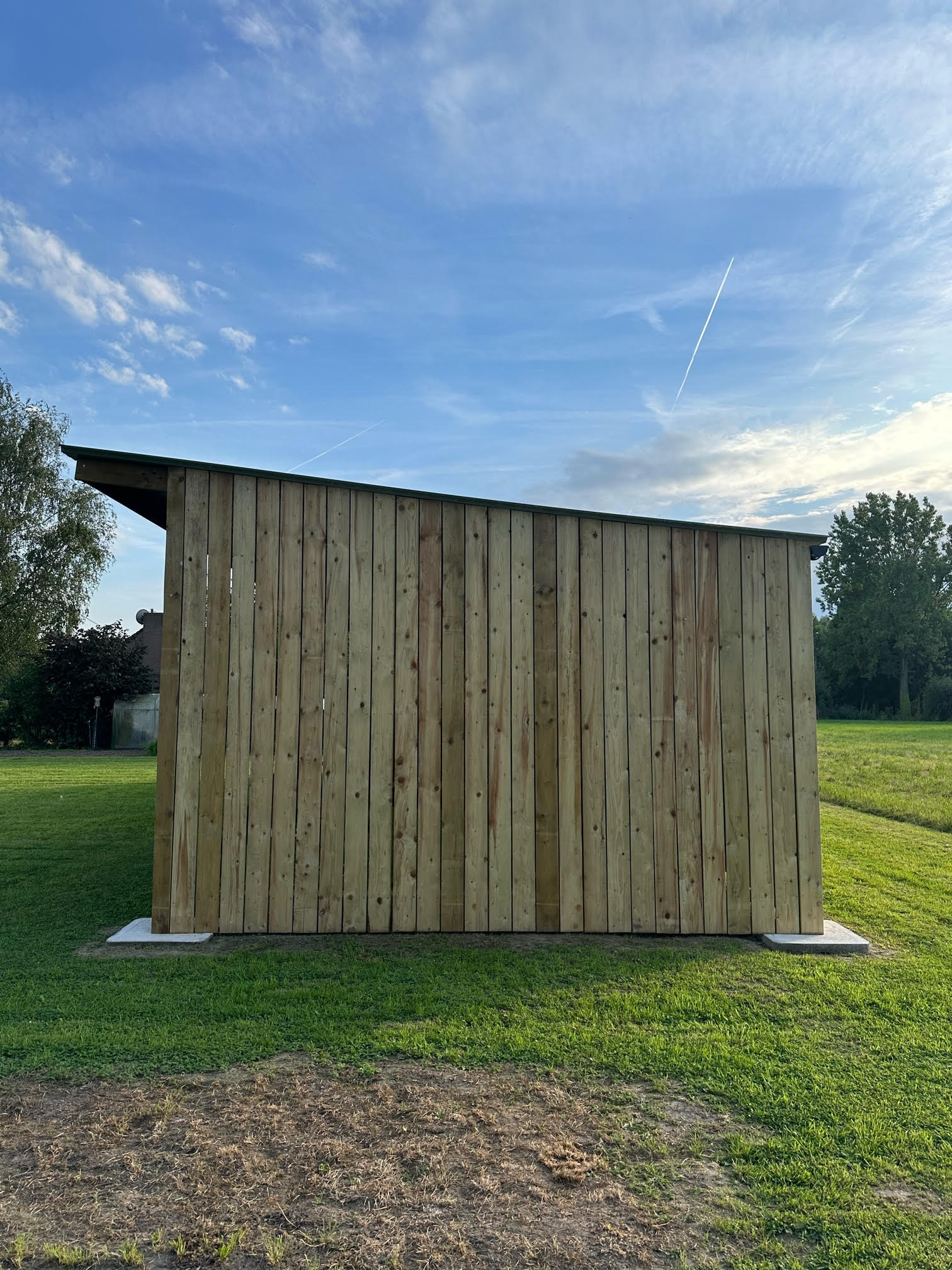 découvrez notre gamme de hangars en bois, alliant esthétisme et fonctionnalité. idéals pour le rangement et la protection de vos outils et équipements, ces structures offrent une solution pratique et durable pour votre jardin ou votre propriété. explorez nos modèles personnalisables pour s'adapter parfaitement à vos besoins.