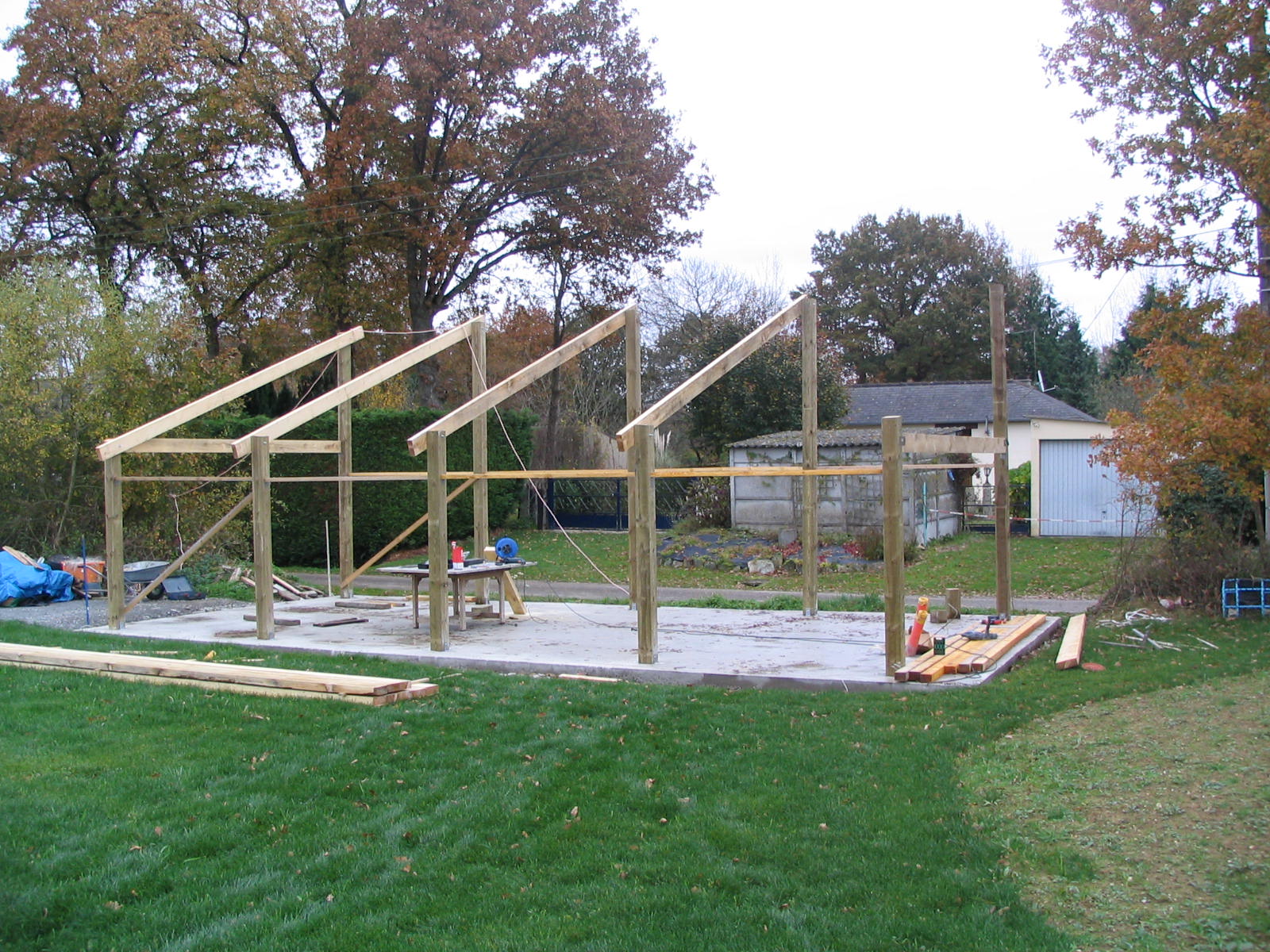 découvrez notre hangar en bois de 100m2, idéal pour abriter vos équipements, véhicules ou pour stocker vos matériaux. avec une construction durable et esthétique, ce hangar offre à la fois fonctionnalité et charme naturel. parfait pour vos projets professionnels ou personnels.