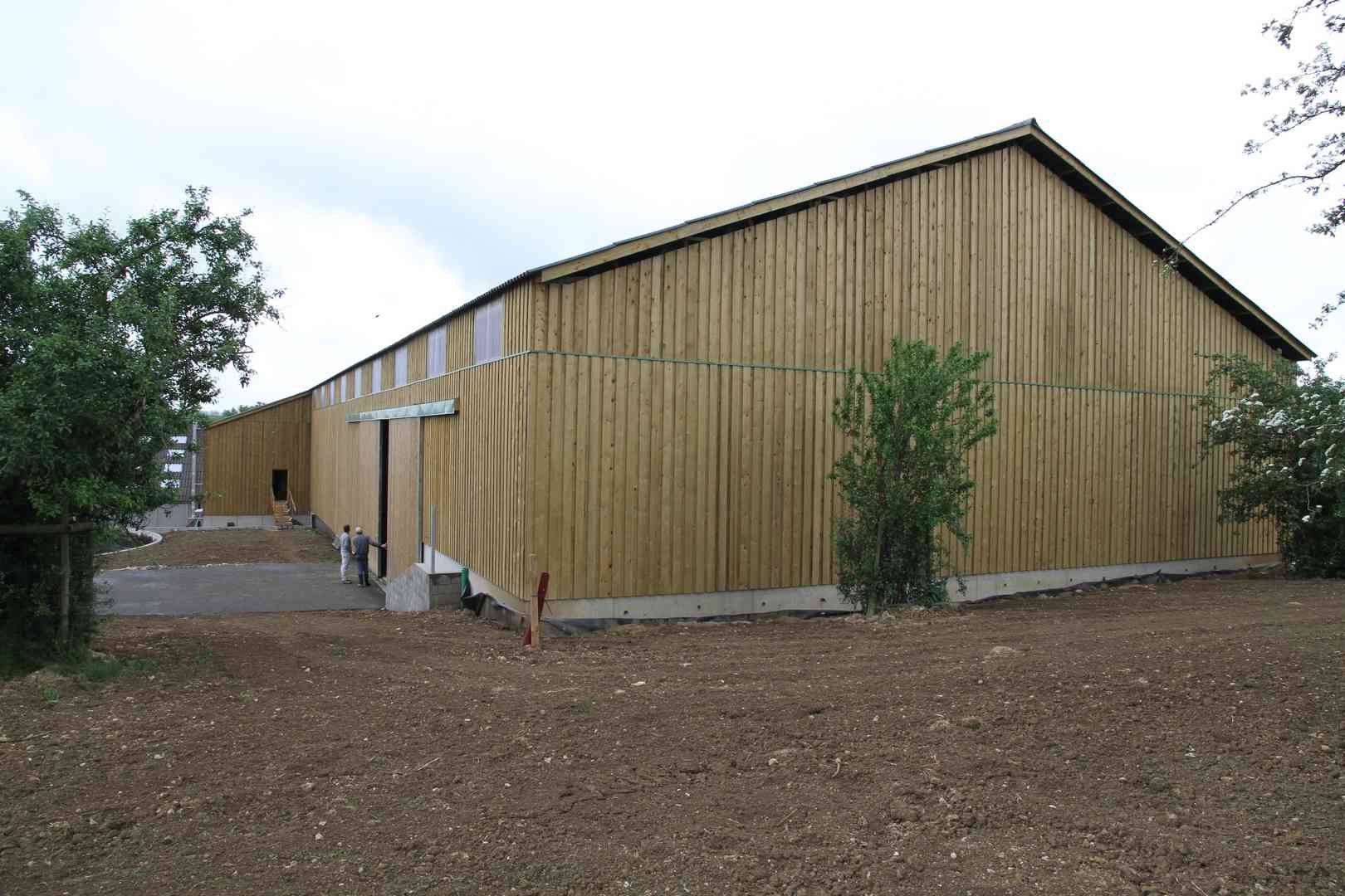 découvrez notre sélection de hangars en bois, idéaux pour le stockage et l'aménagement de vos espaces extérieurs. alliant esthétisme et robustesse, nos hangars en bois s'adaptent à tous vos besoins tout en respectant l'environnement.