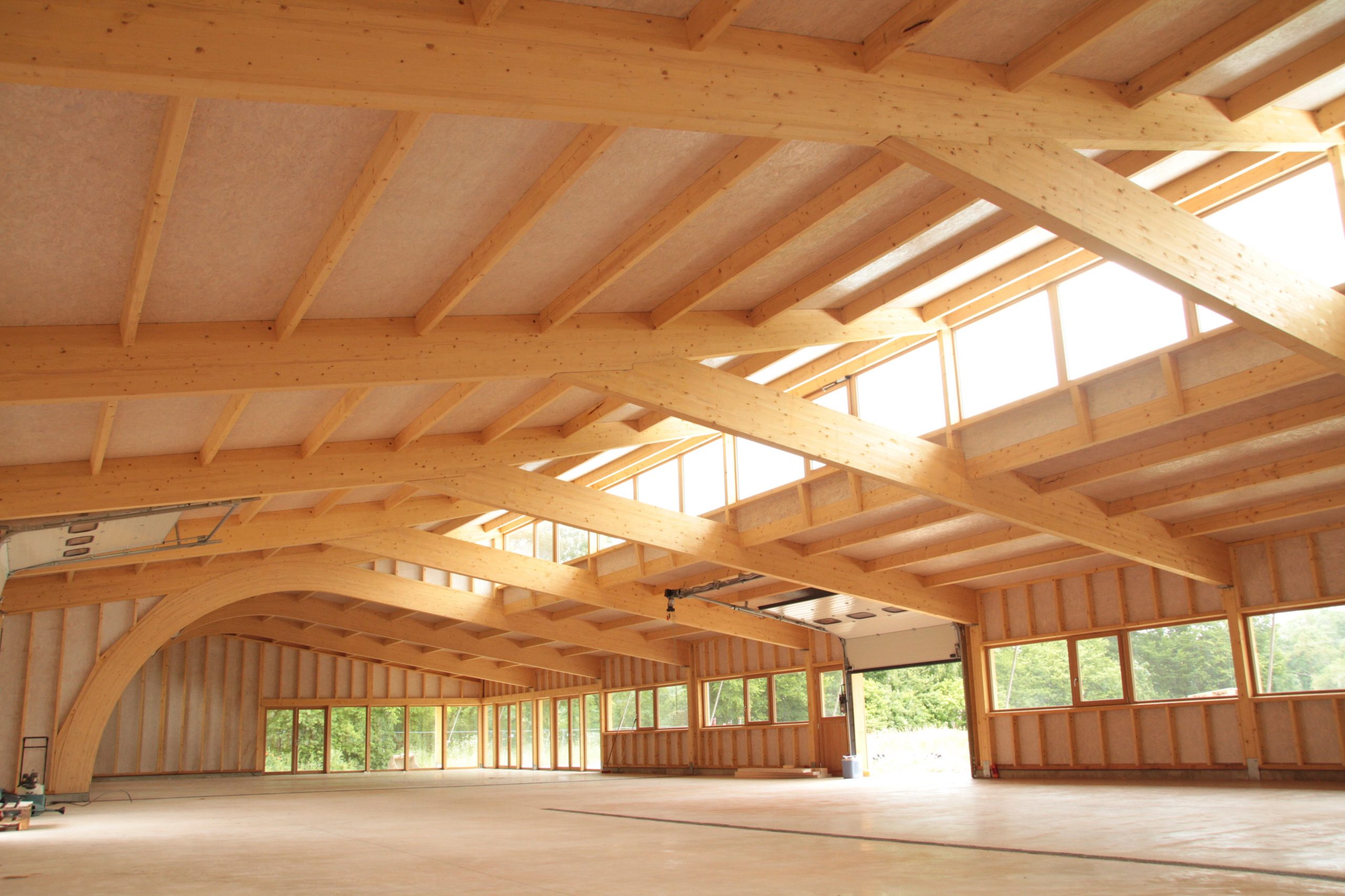 découvrez notre hangar en bois, une solution idéale pour le stockage et la protection de vos équipements. alliant esthétisme et fonctionnalité, ce bâtiment en bois s'intégrera parfaitement à votre environnement tout en offrant durabilité et résistance aux intempéries.