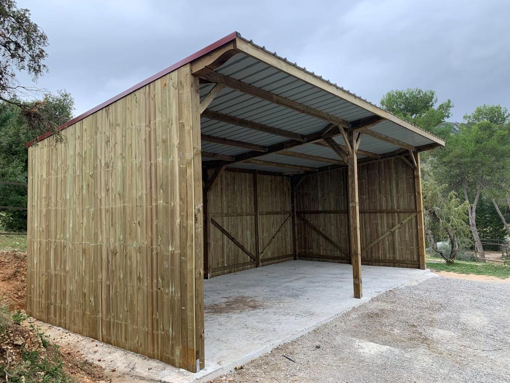 découvrez notre guide complet sur les hangars en bois, une solution idéale pour le stockage et l'aménagement extérieur. apprenez les avantages, les matériaux et les conseils d'entretien pour créer un espace fonctionnel et esthétique.