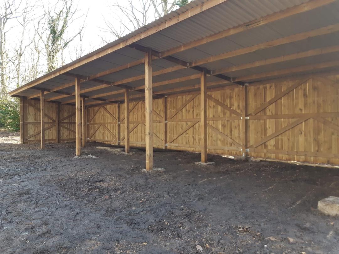 découvrez nos hangars en bois, alliant fonctionnalité et esthétisme. idéals pour le stockage, l'agriculture ou comme espace de loisirs, nos hangars en bois sont conçus pour résister aux intempéries tout en s'intégrant harmonieusement dans votre environnement. profitez de solutions sur mesure adaptées à vos besoins.