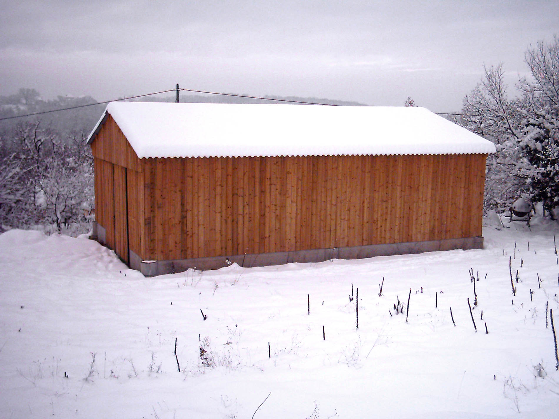 découvrez notre gamme de hangars en bois, alliant esthétisme et praticité. parfaits pour le stockage de vos outils, véhicules ou matériels de jardin, nos hangars robustes s'intègrent harmonieusement dans votre espace extérieur. explorez des designs variés et des options personnalisables pour répondre à tous vos besoins.