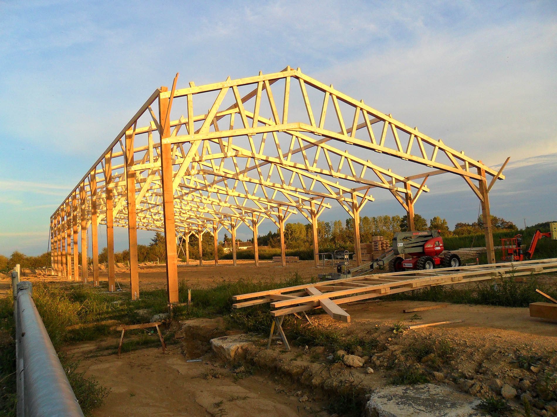 découvrez nos hangars en bois, alliant esthétisme et fonctionnalité. idéaux pour le rangement, les ateliers ou les projets de bricolage, nos structures en bois se fondent harmonieusement dans votre environnement tout en offrant une robustesse à toute épreuve.