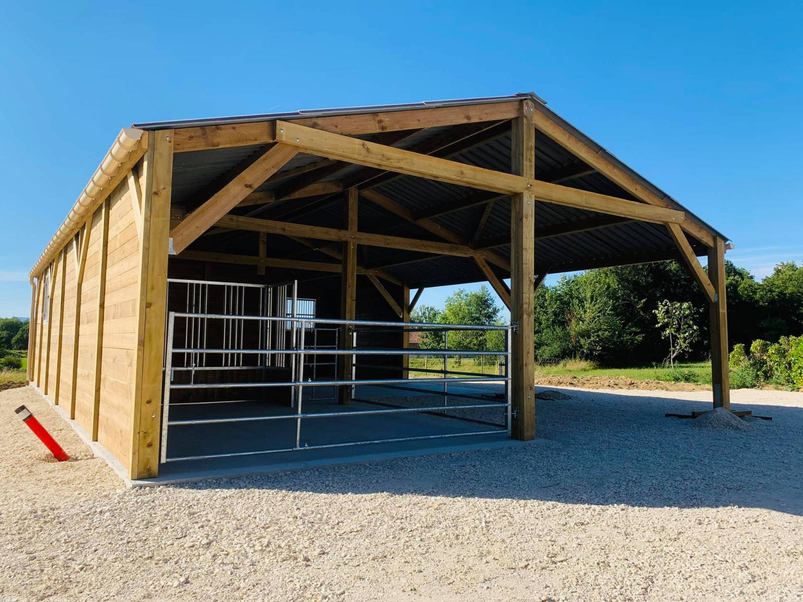 découvrez notre gamme de hangars en bois, idéaux pour le stockage, les loisirs ou l'aménagement de votre jardin. alliant esthétisme et fonctionnalité, ces structures offrent une protection optimale tout en s'intégrant harmonieusement dans votre espace extérieur.