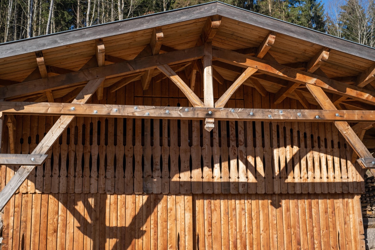 découvrez nos hangars en bois, alliant esthétique et durabilité. parfaits pour le stockage, l'abri d'animaux ou même comme espace de loisirs, nos hangars sont conçus pour répondre à vos besoins tout en s'intégrant harmonieusement dans votre environnement. explorez les différentes options disponibles et transformez votre espace extérieur.