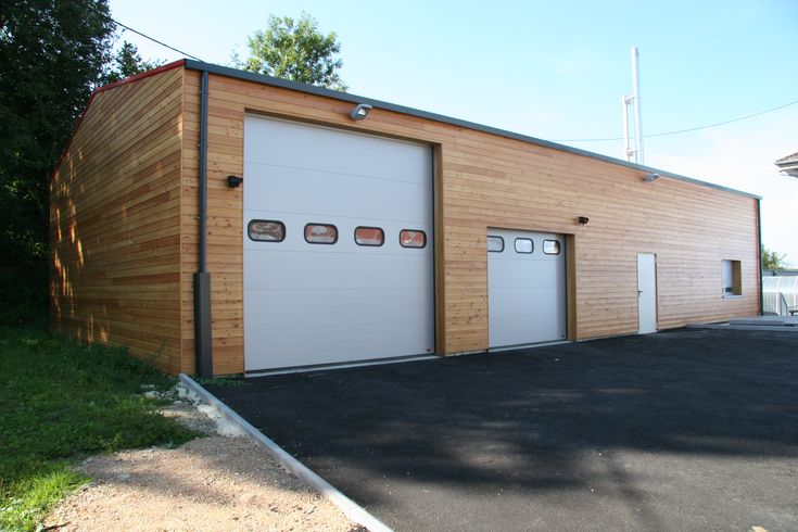 découvrez notre sélection de hangars en bois, alliant esthétique et fonctionnalité. parfaits pour ranger vos outils, véhicules ou créer un espace de stockage, nos hangars sont fabriqués à partir de matériaux de qualité pour garantir une durabilité exceptionnelle. optez pour une solution à la fois pratique et esthétique pour embellir votre jardin ou votre terrain.