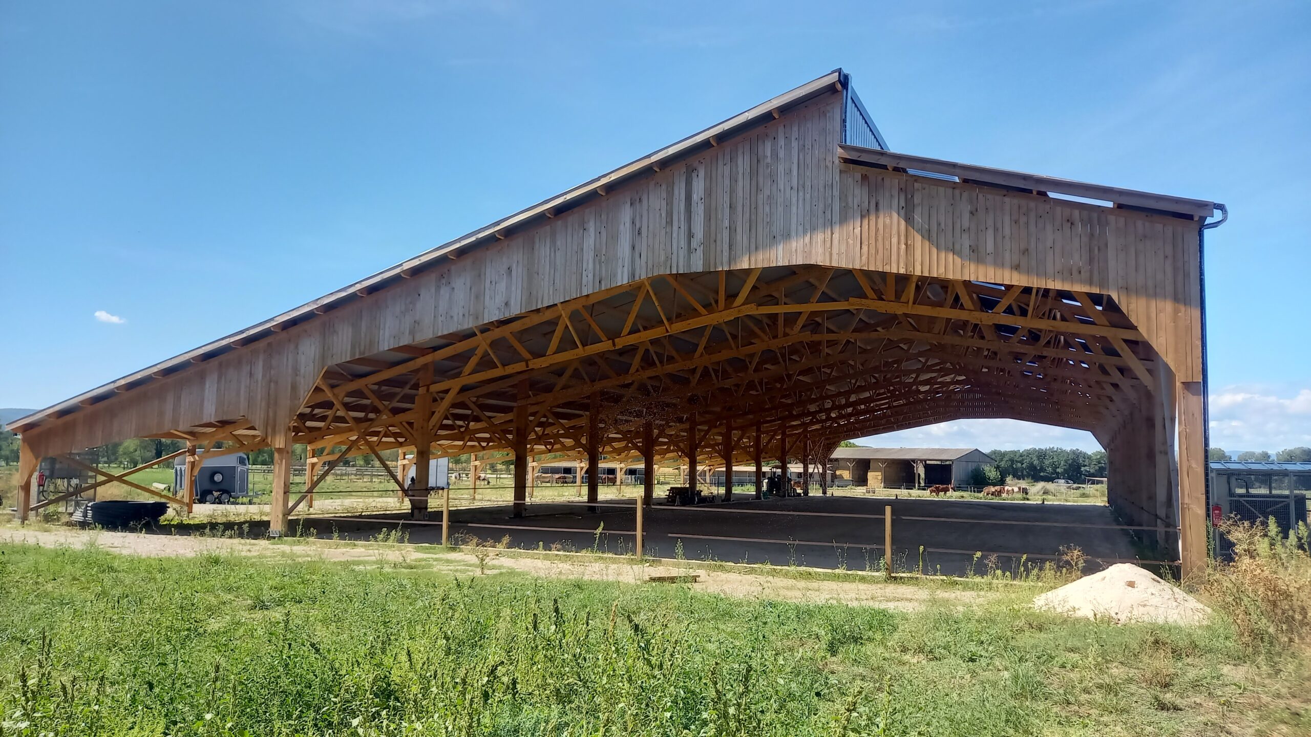 découvrez notre sélection de hangars en bois, alliant esthétique et fonctionnalité. parfaits pour le rangement d'outils, véhicules ou matériel divers, nos hangars offrent une solution durable et élégante pour tous vos besoins d'espace extérieur.