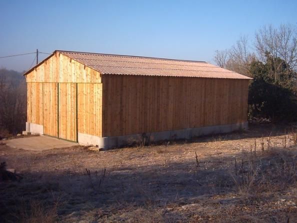 découvrez notre sélection de hangars en bois, alliant esthétisme et fonctionnalité. idéals pour le stockage, l'aménagement extérieur ou comme nouvel espace de loisirs, nos hangars en bois sont conçus pour s'intégrer parfaitement à votre jardin tout en offrant durabilité et confort.