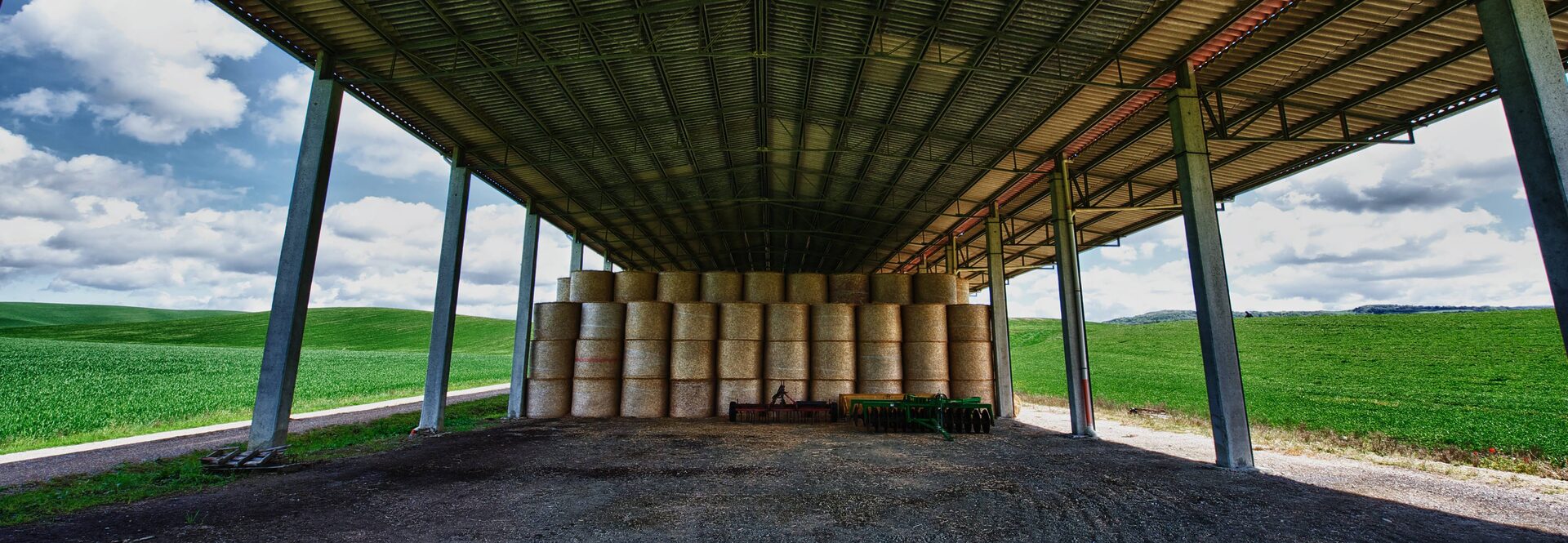 découvrez notre hangar économique, un espace polyvalent idéal pour le stockage, l'atelier ou les événements. profitez d'une solution abordable et pratique pour tous vos besoins professionnels avec des aménagements adaptés et une accessibilité optimale.