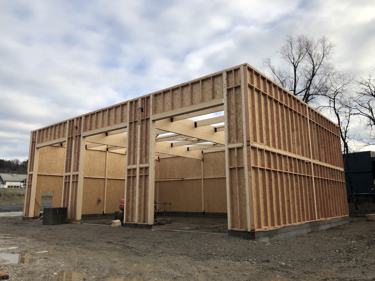 découvrez notre hangar en bois, une solution idéale pour le stockage et l'abri de vos équipements. fabriqué avec des matériaux durables, ce hangar offre une esthétique naturelle tout en garantissant une solidité à toute épreuve. parfait pour les artisans, agriculteurs ou pour un usage personnel, notre hangar allie fonctionnalité et charme rustique.
