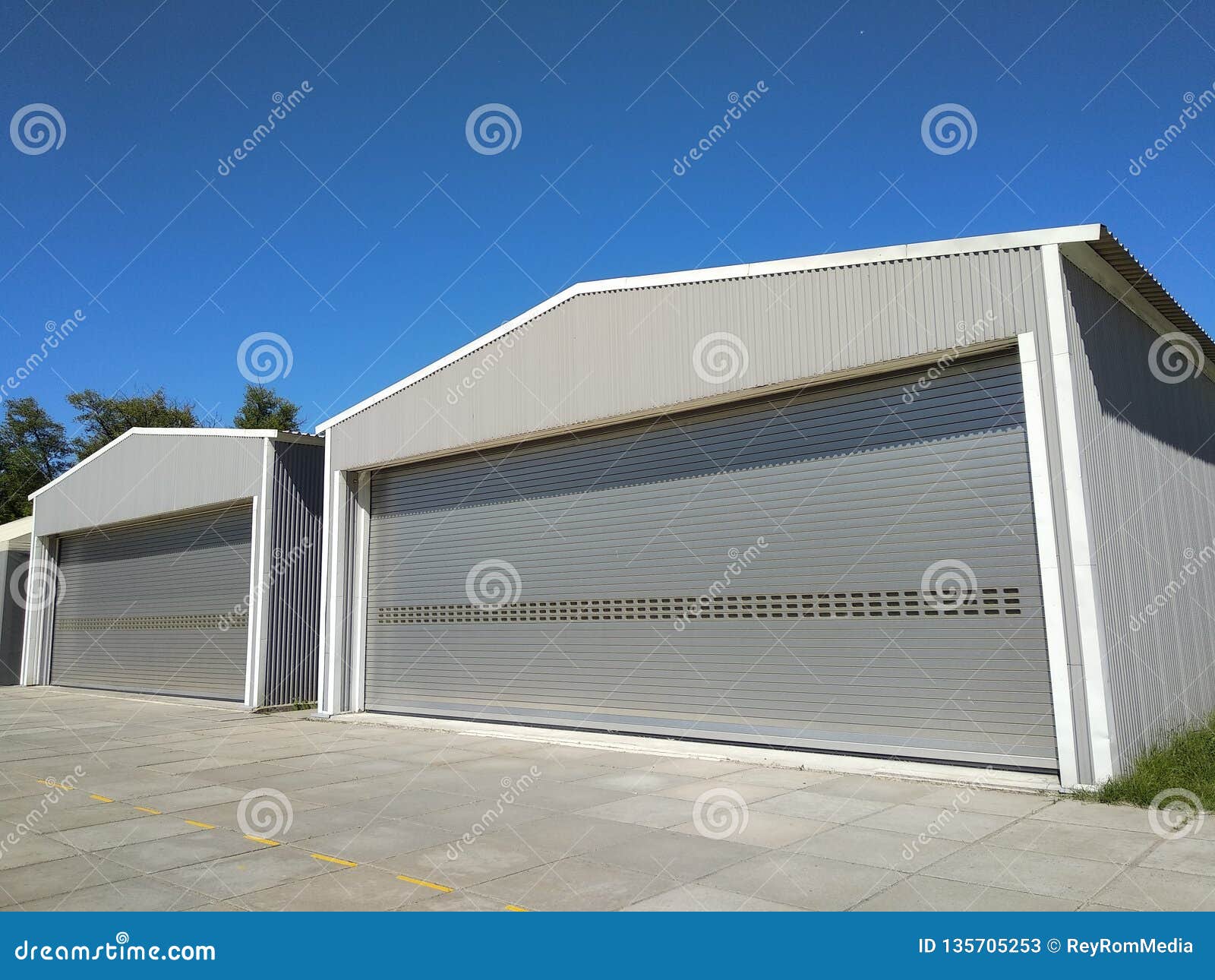 transformez votre hangar en garage fonctionnel et esthétique. découvrez des astuces pratiques et des idées inspirantes pour optimiser l'espace et le rendre accueillant pour votre véhicule.