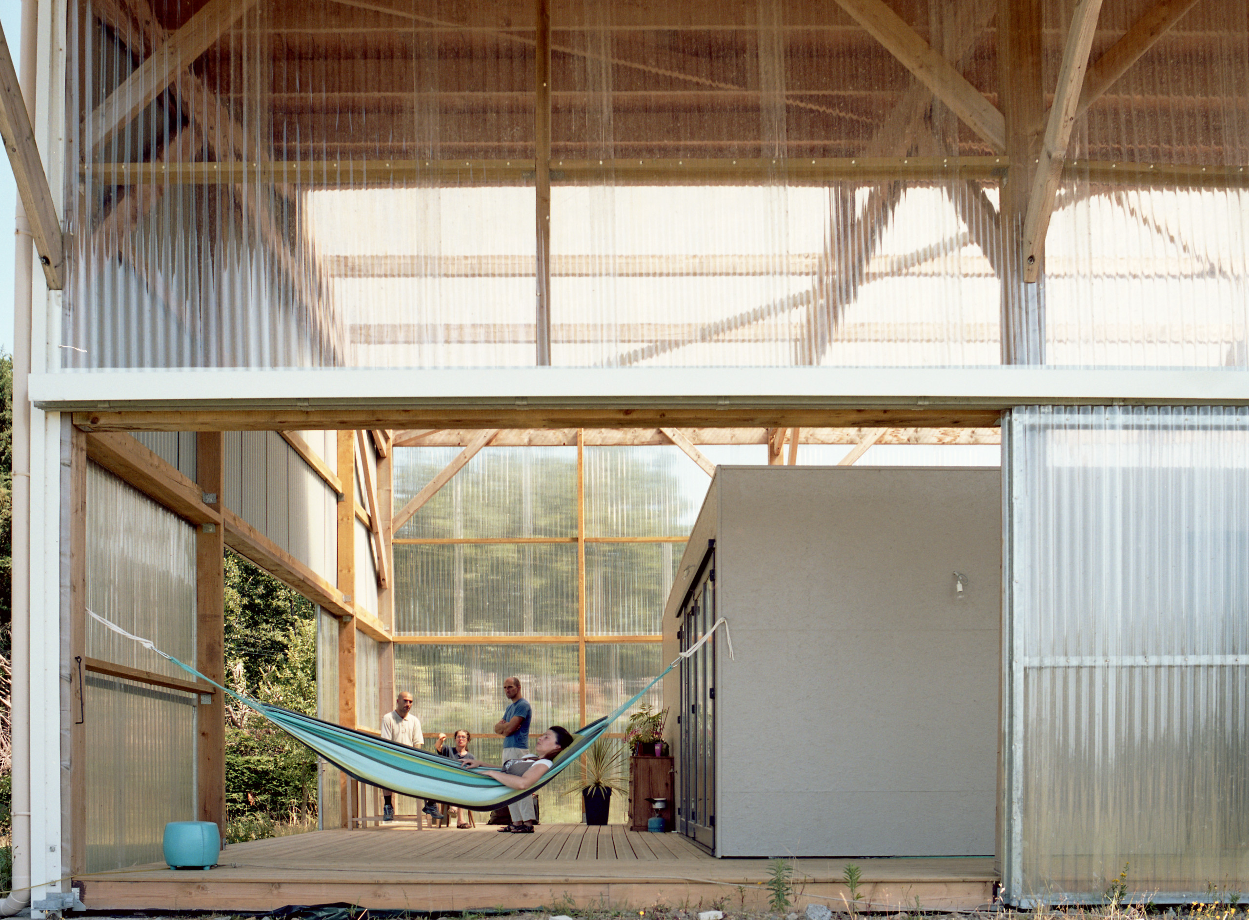 découvrez comment transformer un hangar en maison sans permis de construire. explorez des conseils pratiques, idées de rénovation et astuces pour réaliser votre projet d'habitat unique tout en respectant la législation.