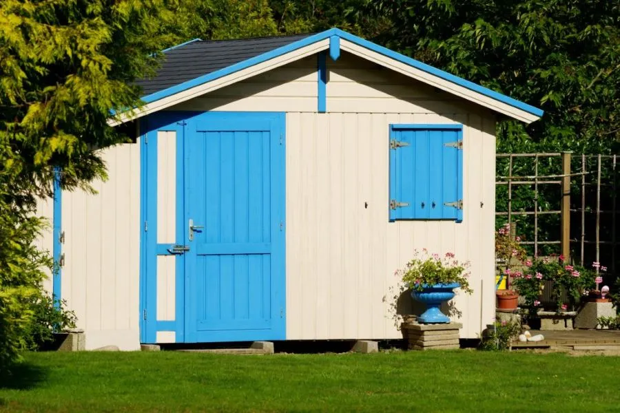 transformez un hangar en maison sans avoir besoin de permis de construire. découvrez des conseils pratiques et des idées inspirantes pour réaliser cette conversion tout en respectant la législation en vigueur.