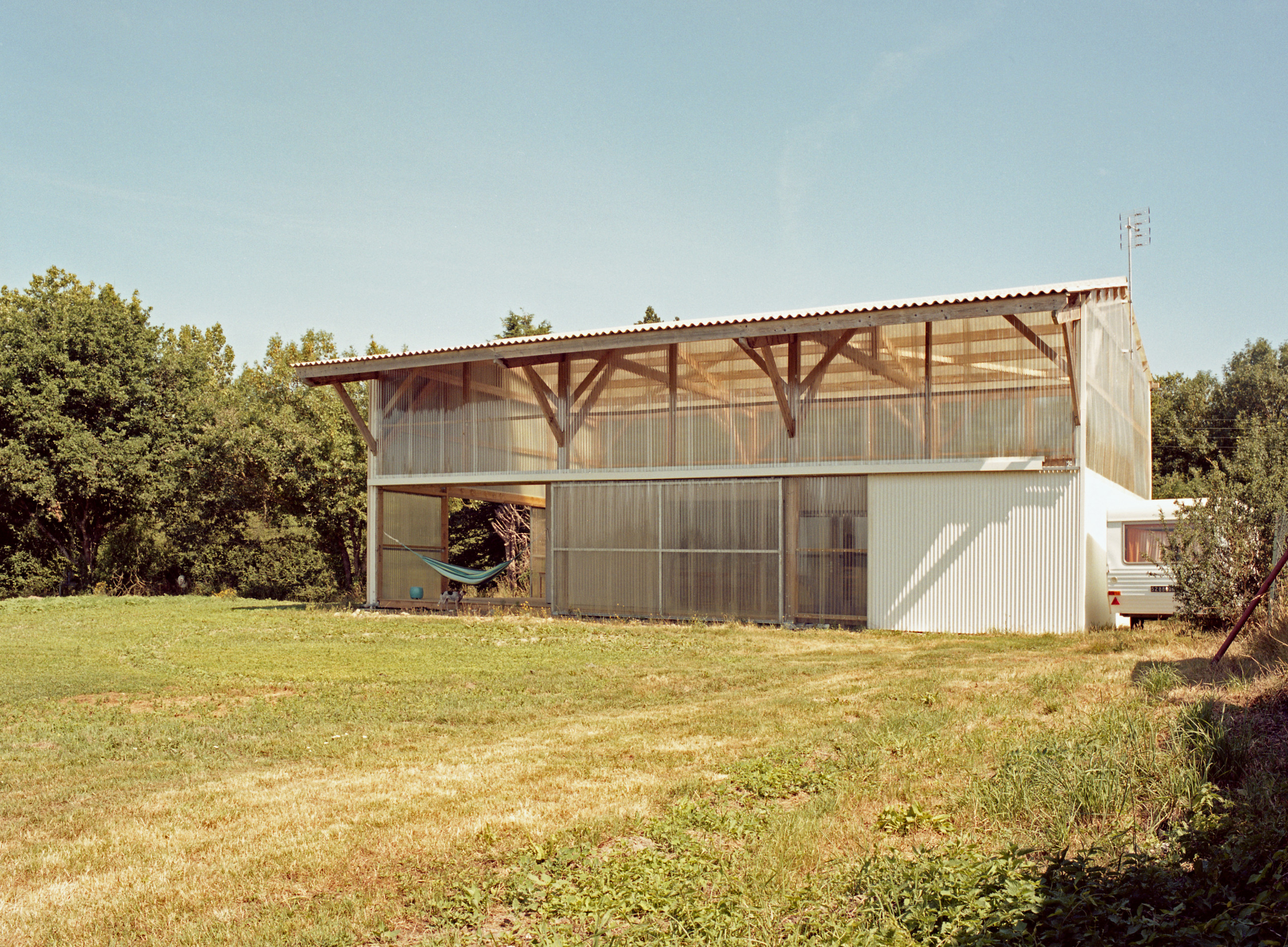 découvrez comment transformer un hangar en un espace de vie unique et fonctionnel. explorez des idées innovantes de conception et d'aménagement pour créer un habitat confortable et stylé dans un aménagement atypique.