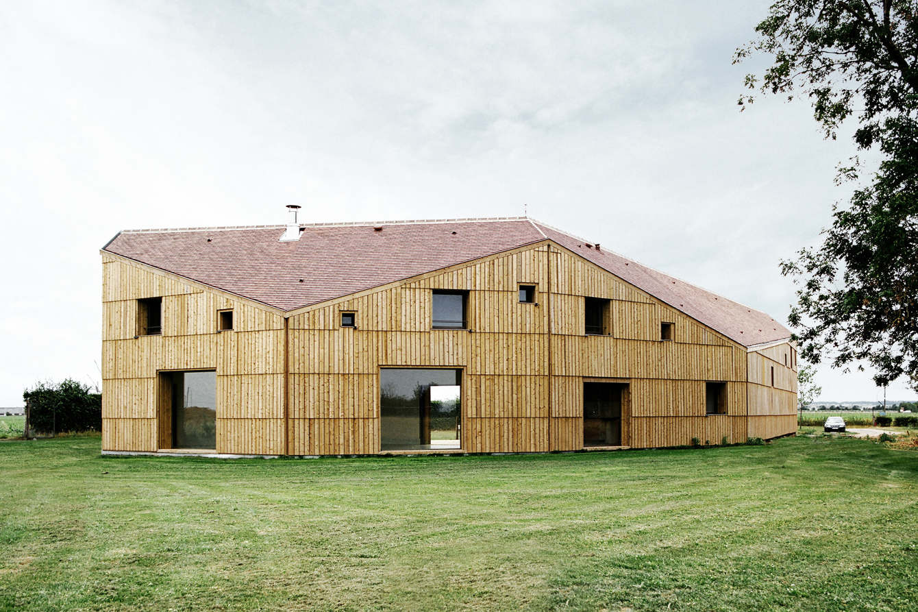 découvrez comment transformer un hangar en habitation unique et moderne. explorez les avantages d'une conversion de bâtiment, des conseils sur l'aménagement intérieur, et des idées inspirantes pour créer un espace de vie chaleureux et fonctionnel.