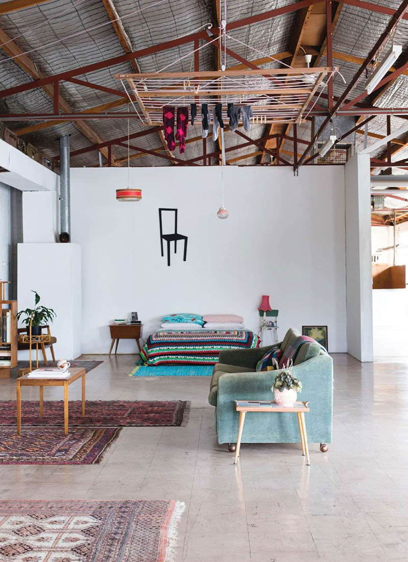 découvrez comment transformer un hangar en un espace de vie unique et moderne. aménagez votre habitation avec style tout en conservant le charme d'une structure industrielle. inspirez-vous de nos idées et conseils pour créer un intérieur confortable et fonctionnel.