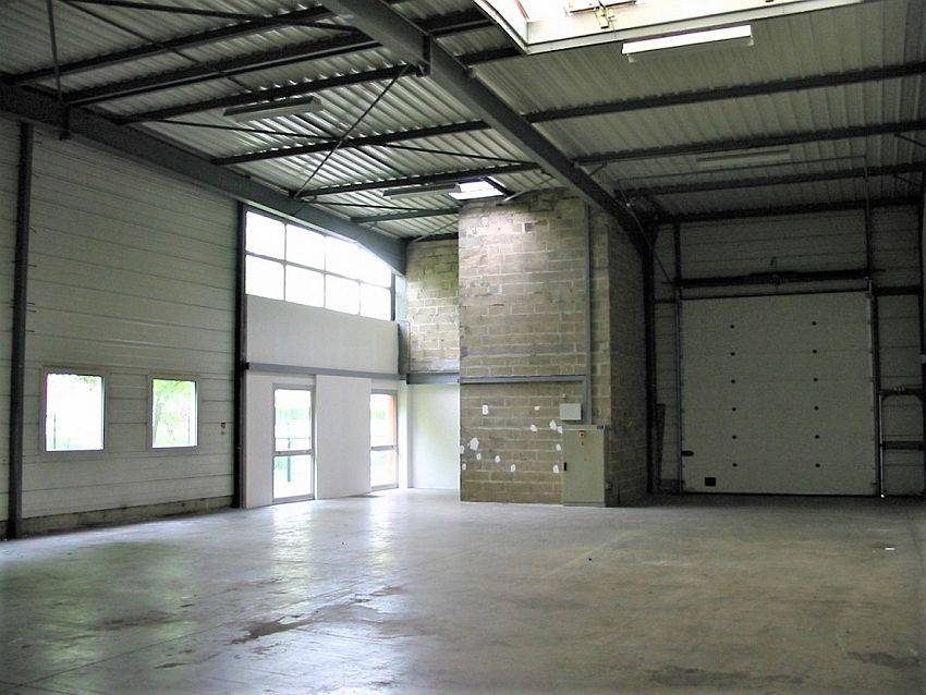 découvrez notre hangar en île-de-france, un espace polyvalent idéal pour le stockage, l'entreposage ou l'organisation d'événements. situé dans un emplacement stratégique, il offre des solutions adaptées à vos besoins professionnels et personnels.
