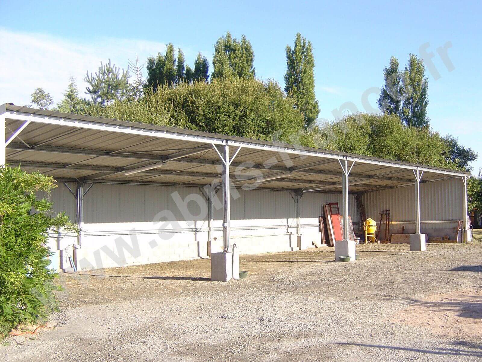 découvrez notre sélection de hangars métalliques en kit, faciles à monter et conçus pour résister aux intempéries. idéaux pour le stockage, le jardinage ou comme espace de loisirs, ces hangars allient robustesse et praticité pour tous vos besoins extérieurs.