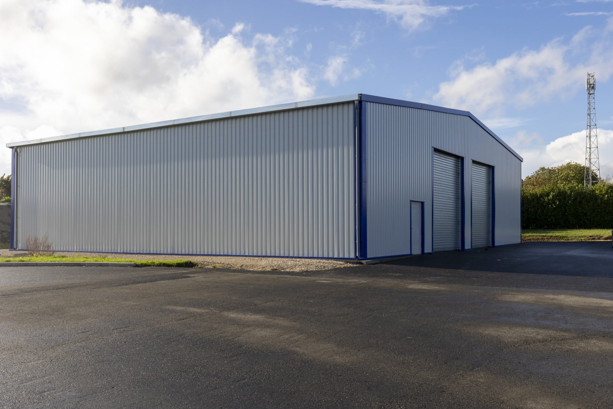 découvrez nos hangars métalliques, des structures durables et modernes, idéales pour le stockage, l'agriculture ou les activités industrielles. offrant une protection optimale contre les intempéries, nos hangars s'adaptent à vos besoins spécifiques tout en garantissant une installation rapide et efficace.