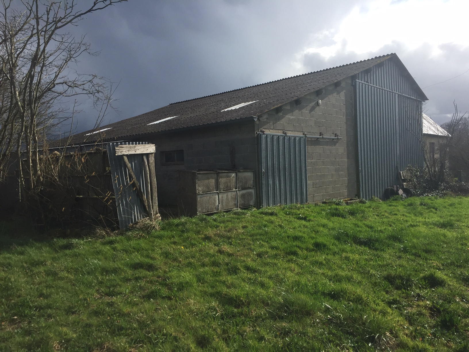 découvrez notre guide complet sur les hangars en parpaing, une solution durable et économique pour votre espace de stockage. apprenez les avantages, les techniques de construction et des conseils d'entretien pour maximiser l'utilisation de votre hangar.
