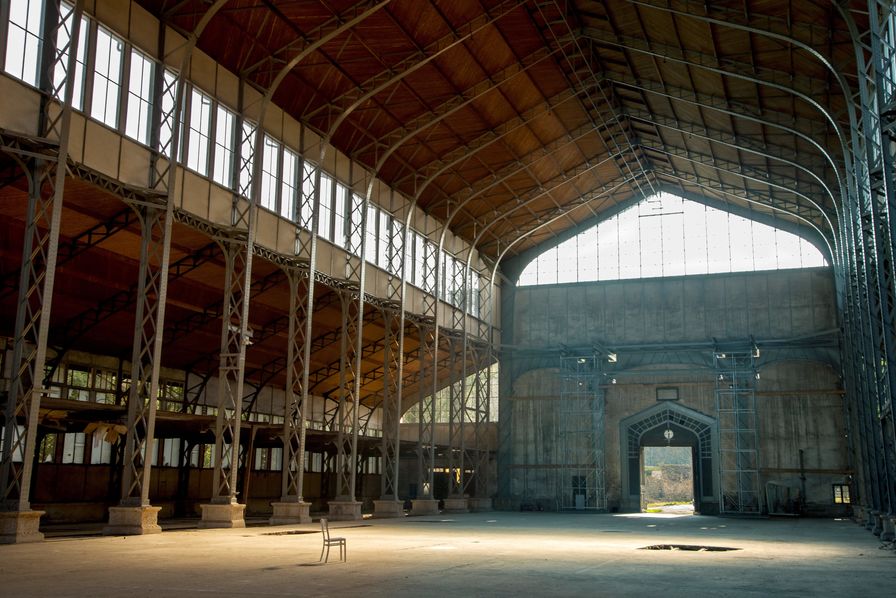 découvrez nos hangars personnalisés, conçus sur mesure pour répondre à tous vos besoins de stockage. que ce soit pour un usage professionnel ou privé, nos solutions offrent robustesse, fonctionnalité et esthétisme. transformez votre espace avec un hangar adapté à vos exigences!