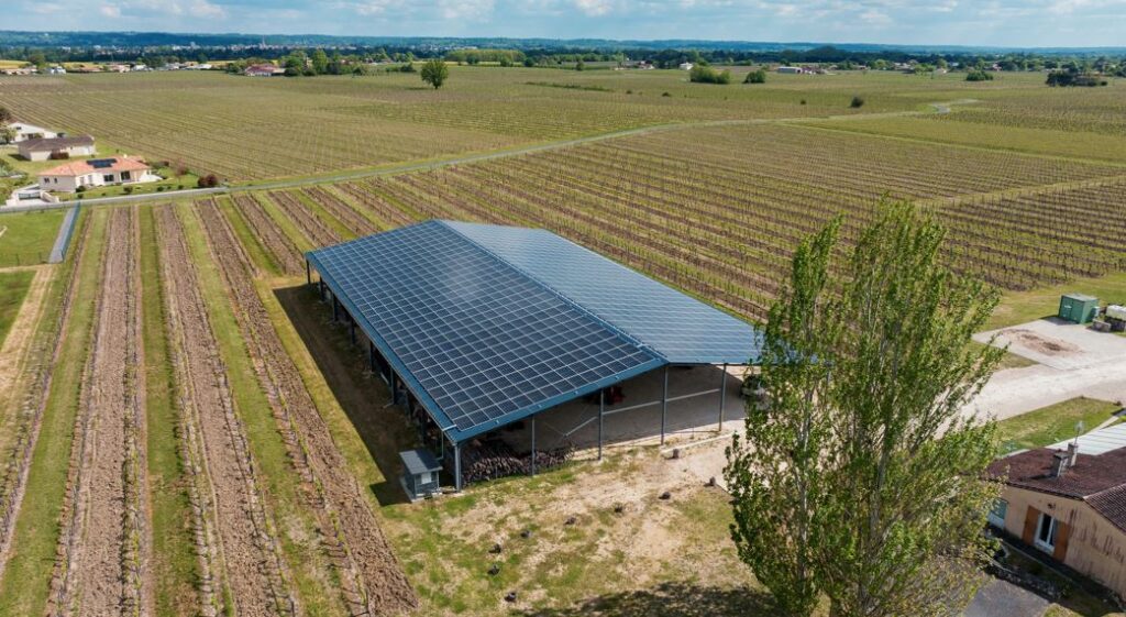 découvrez les avantages d'un hangar photovoltaïque : une solution durable pour optimiser l'espace tout en produisant de l'énergie solaire. idéal pour les agriculteurs et les entreprises, ce système allie efficacité énergétique et protection de votre matériel. transformez vos infrastructures en une source de revenus grâce à l'énergie verte.