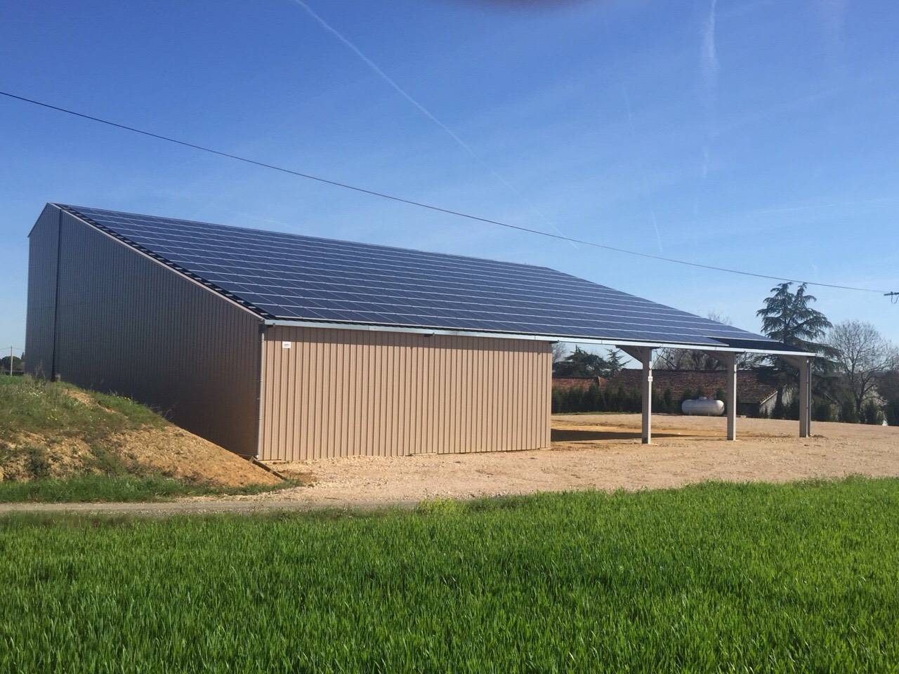 découvrez les avantages des hangars photovoltaïques, une solution durable pour optimiser l'espace de votre bâtiment tout en produisant votre propre énergie solaire. économisez sur vos factures d'électricité tout en contribuant à la transition énergétique.