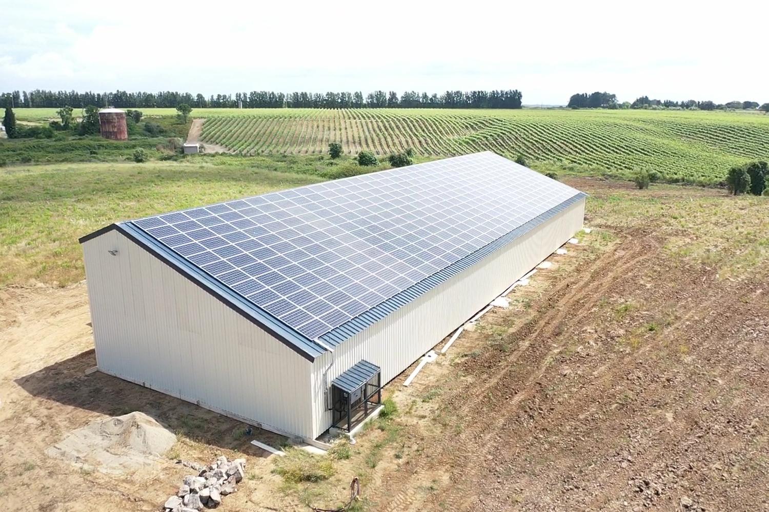 découvrez les avantages d'un hangar photovoltaïque, une solution innovante alliant espace de stockage et production d'énergie solaire. optimisez vos surfaces tout en contribuant à la transition énergétique.
