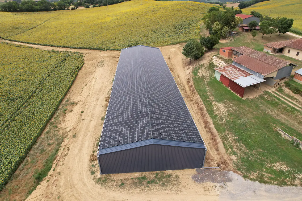 découvrez les avantages des hangars photovoltaïques : une solution innovante pour produire de l'énergie propre tout en protégeant vos biens. optimisez l'espace de votre propriété avec cette infrastructure durable qui réduit vos factures d'électricité et contribue à la transition énergétique.