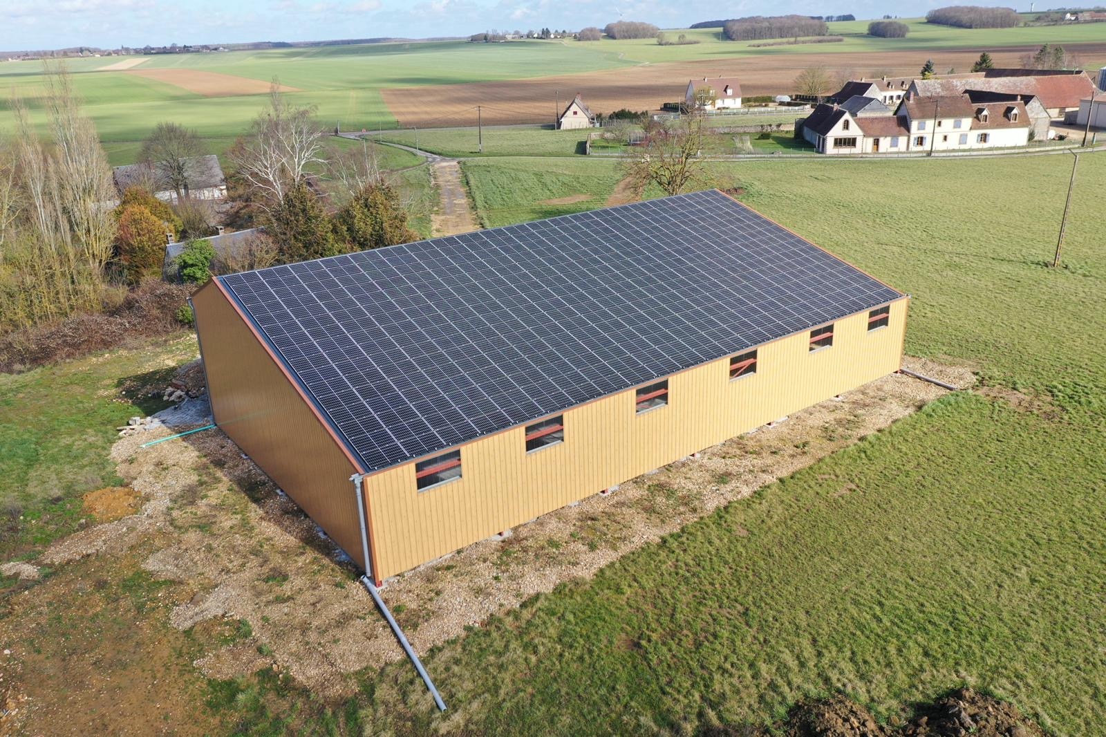 découvrez notre hangar pv de 100 kwc, une solution efficace et durable pour produire de l'énergie solaire. optimisez vos coûts énergétiques tout en contribuant à la transition écologique avec nos installations adaptées aux besoins des professionnels.