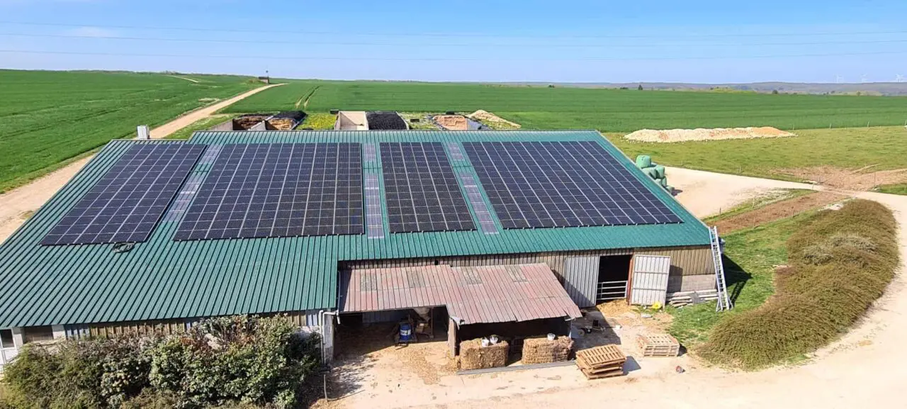 découvrez notre hangar photovoltaïque de 100 kwc, une solution innovante pour générer de l'énergie solaire et réduire vos coûts énergétiques. idéal pour les entreprises soucieuses de leur empreinte carbone et de leur indépendance énergétique.