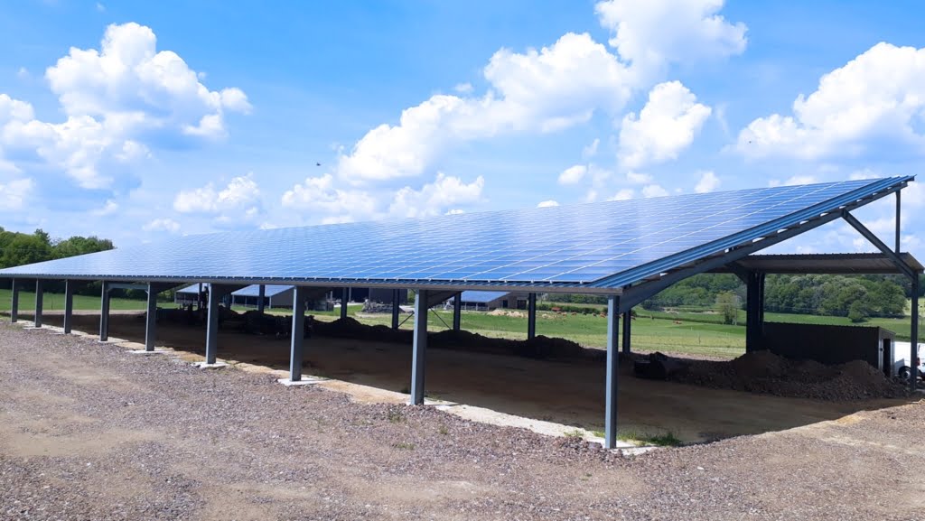 découvrez notre hangar solaire, une solution innovante et durable pour stocker vos équipements tout en produisant de l'énergie verte. alliez performance et respect de l'environnement avec nos hangars conçus pour maximiser l'efficacité énergétique.