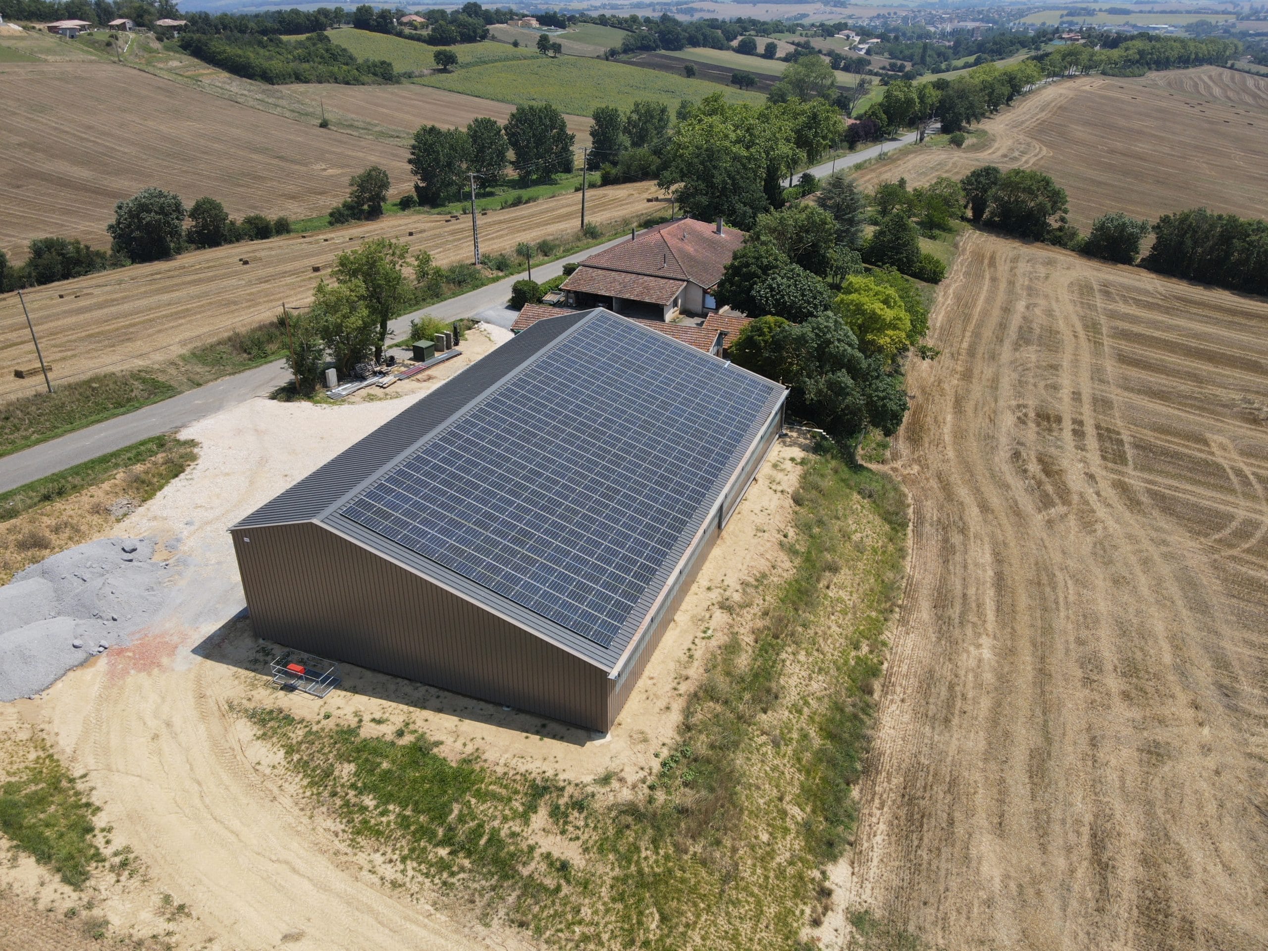 découvrez le concept innovant de hangar solaire, une solution durable pour optimiser l'espace de stockage tout en produisant de l'énergie renouvelable. idéal pour les particuliers et les entreprises soucieuses de leur impact environnemental.