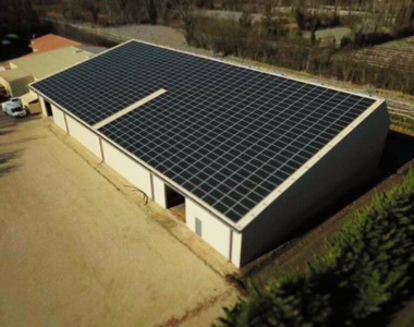 découvrez notre hangar solaire, une solution innovante et écologique pour stocker vos équipements tout en générant de l'énergie propre. alliez praticité et durabilité avec une construction optimisée pour capter les rayons du soleil.
