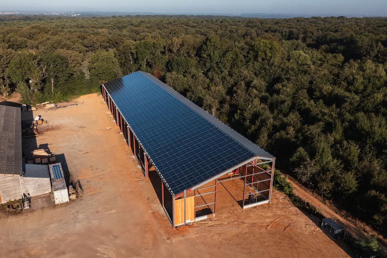découvrez le concept innovant du hangar solaire, une solution durable pour allier espace de stockage et production d'énergie renouvelable. idéal pour réduire votre empreinte carbone tout en profitant d'un abri fonctionnel.