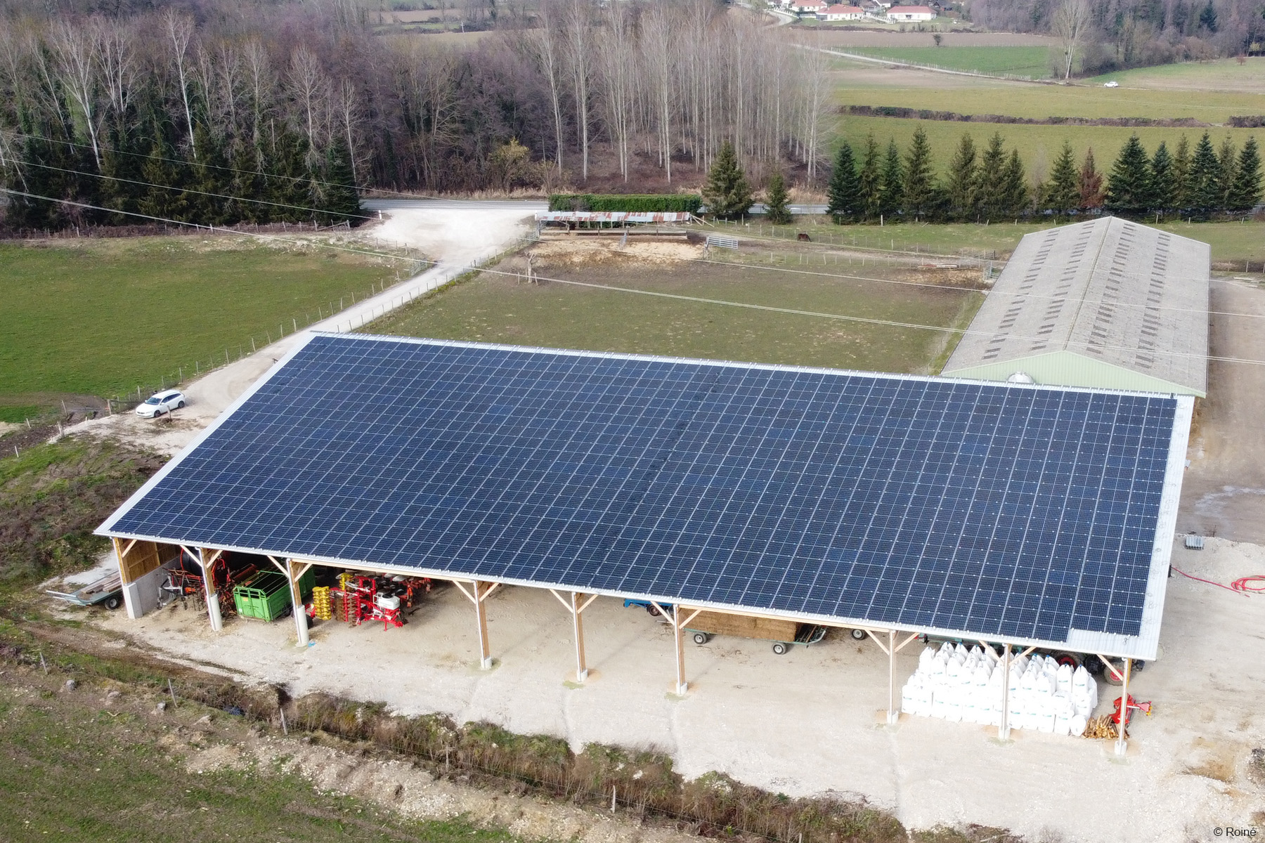 découvrez notre hangar solaire de 300 kwc, une solution innovante et durable pour produire de l'énergie renouvelable. profitez d'une structure conçue pour maximiser l'efficacité énergétique tout en préservant l'environnement. idéal pour les entreprises soucieuses de leur empreinte carbone.