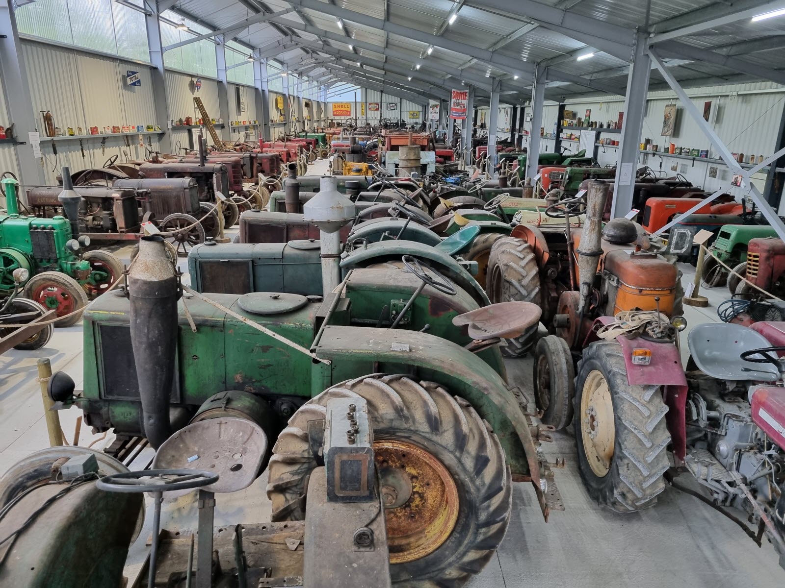 découvrez notre sélection de hangars pour tracteurs, conçus pour protéger efficacement votre matériel agricole des intempéries. offrant robustesse et fonctionnalité, nos hangars garantissent un espace de stockage idéal pour vos équipements. explorer nos modèles variés et choisissez celui qui répond le mieux à vos besoins.