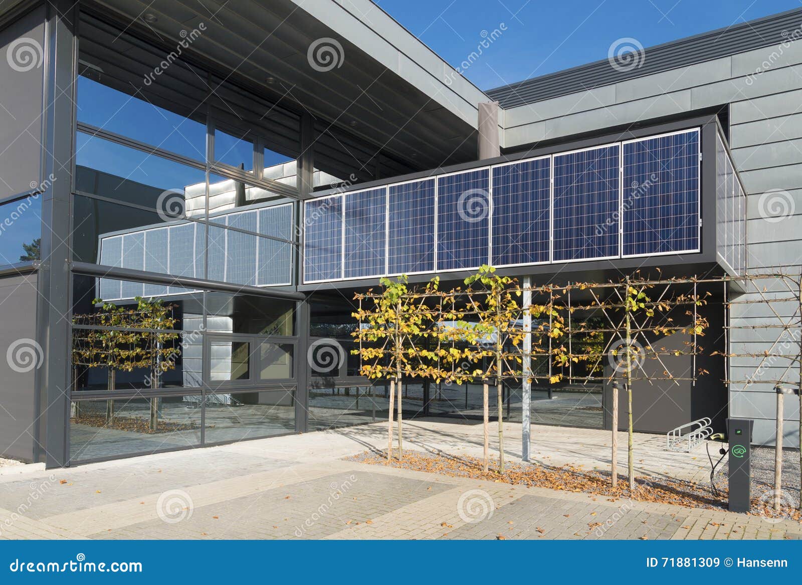 découvrez l'avenir de l'architecture durable avec notre immeuble solaire, une fusion parfaite entre design moderne et technologie écologique. profitez d'un espace de vie lumineux et éco-responsable, conçu pour minimiser l'impact environnemental tout en offrant un confort optimal.